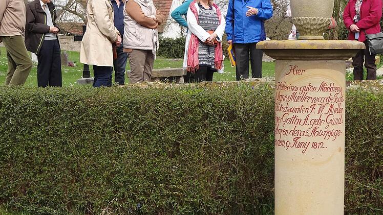 Friedrich Rückert an Ort und Stelle erleben: Auf dem Friedhof in Rentweinsdorf liegt Agnes Müller, die erste große Liebe von Friedrich Rückert, begraben. Günter Lipp erzählte die Begebenheiten von damals und untermalte seine Erklärungen immer wieder mit Rückerts eigenen Dichterworten.Foto:Johanna Eckert