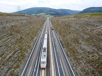 Bislang ist nur der Test-ICE-S auf der Neubaustrecke unterwegs (hier im Überholbahnhof Theuern). Noch in dieser Woche sollen die Züge Höchstgeschwindigkeit erreichen und bis zu sechs Mal täglich jeden Tag an Coburg vorbeikommen. Foto: Hannes Frank/DB AG