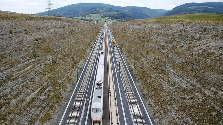 Bislang ist nur der Test-ICE-S auf der Neubaustrecke unterwegs (hier im Überholbahnhof Theuern). Noch in dieser Woche sollen die Züge Höchstgeschwindigkeit erreichen und bis zu sechs Mal täglich jeden Tag an Coburg vorbeikommen. Foto: Hannes Frank/DB AG