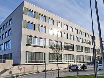 Voran geht es auf der Baustelle Klinikum. Im Bild ein Teil der Fassade mit Photovoltaik-Elementen. Foto: Landratsamt Lichtenfels