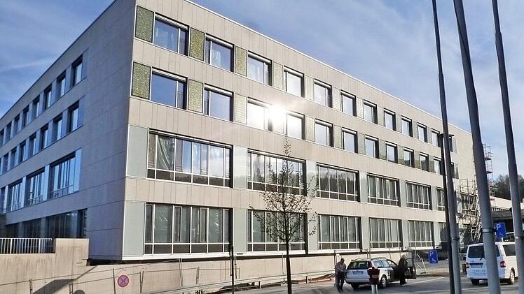 Voran geht es auf der Baustelle Klinikum. Im Bild ein Teil der Fassade mit Photovoltaik-Elementen. Foto: Landratsamt Lichtenfels