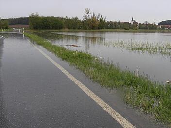 Die Durchfahrt ist auf der Straße zwischen B470 und Sterpersdorf zur Zeit nicht möglich. Foto: Christian Bauriedel