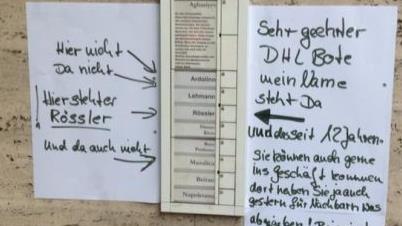Die Frau hat wutentbrannt eine gro&szlig;e Anleitung neben ihr Klingelschild geklebt, welche mit Pfeilen auf ihren Namen deutet. Foto: Martina R&ouml;ssler/Facebook