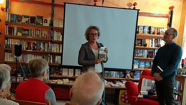 Nur 20 Zuschauer passten in den Buchladen und konnten den pers&ouml;nlichen Buchtipps von Andrea und Mathias Teltz lauschen, bevor der Film "Der Buchladen der Florence Green" startete.  Foto: E. Assmann