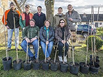 G&uuml;nter Vogel (vordere Reihe links) und Matthias Hoch (hintere Reihe links) mit weiteren Unterst&uuml;tzern der Speierlingsaktion  Foto: Ren&eacute; Ruprecht