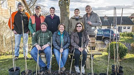G&uuml;nter Vogel (vordere Reihe links) und Matthias Hoch (hintere Reihe links) mit weiteren Unterst&uuml;tzern der Speierlingsaktion  Foto: Ren&eacute; Ruprecht