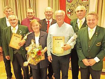 Für 65-jährige Mitgliedschaft wurde Gretl Biedermann geehrt und für 50-jährige Treue zeichnete man Bernhard Kapler und Günter Räther aus. Im Bild (von links) Gerhard Pohl, Bernhard Kapler, Pfarrer Christoph Teille, Gretl Biedermann, Bürgermeister Egon Herrmann, Günter Räther, Vorsitzender Willi Wich und Edgar Schmidt.