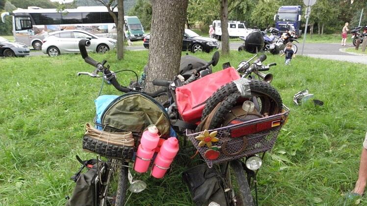 Vollgepackt, als k&ouml;nne man gleich losfahren, die Weltreiser&auml;der aus den 1990er Jahren. Foto: Barbara Enders