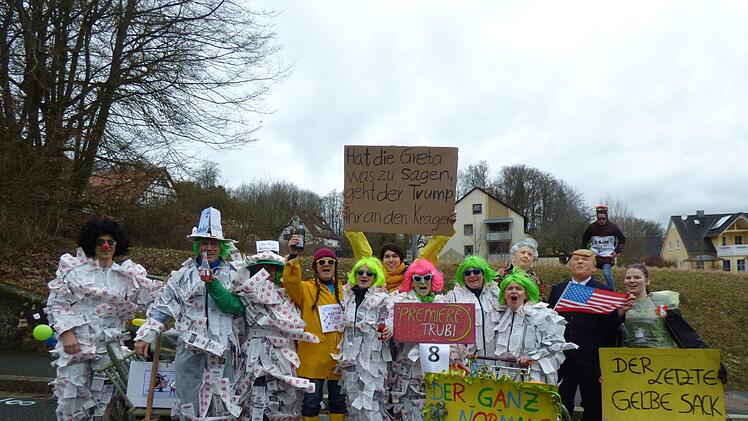 Erstmals dabei die "Trubier" (Obertrubacher), die die Bonpflicht  geißelten und Kostüme aus unzähligen Kassenbons anhatten. Foto: Thomas Weichert