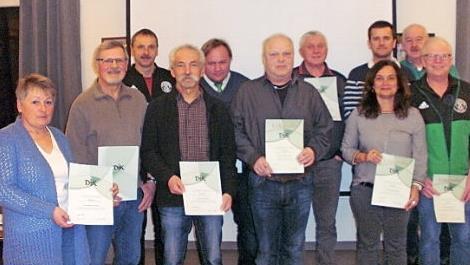 Die Ehrung (v.&nbsp;l.): Waltraud Weisel, Rudi Kraft, Kurt Finze, Hans Weisel, Michael Sch&uuml;pferling, Rupert Herbst, Josef Kern, Stefan Pieger, Barbara Gebhard, Josef Messingschlager, Reinhold Sch&uuml;tz  Foto: privat