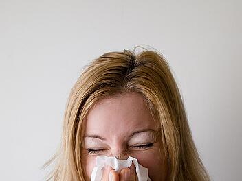 Bei aktutem Schnupfen oder Allergien kann eine Nasendusche helfen.