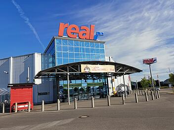 Die Warenhauskette-Real wurde zum Teil an Edeka und Kaufland verkauft. 62 Märkte in Deutschland bleiben allerdings weiterhin bestehen.