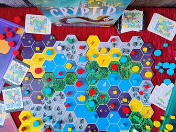 Cryptid im Test - ungewöhnliches Deduktionsspiel für Familien