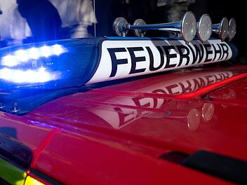 Auto überschlägt sich mehrfach - verletzte Frau muss von Feuerwehr befreit werden