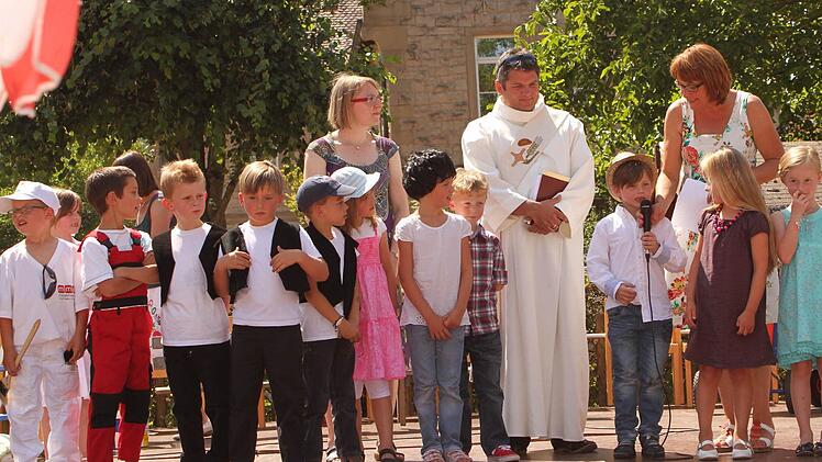Religionspädagogin Ute Schaller, Diakon Joachim Stapf und Leiterin Christine Hofmann (von links) mit den Kindern bei der Einweihungsfeier.