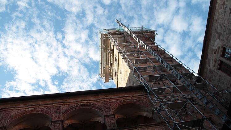 Ein Teil der Burg ist eingerüstet. Foto: Jochen Nützel