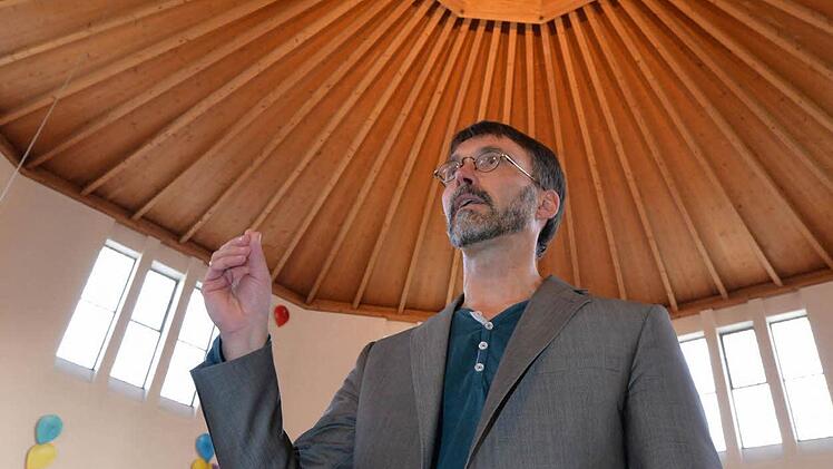 Der Künstler erklärte sein Werk.