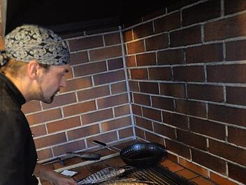 Rico Pfitzner beim Grillen von Doraden, für die er köstliche Marinaden komponiert hat. Foto: Ronald Rinklef