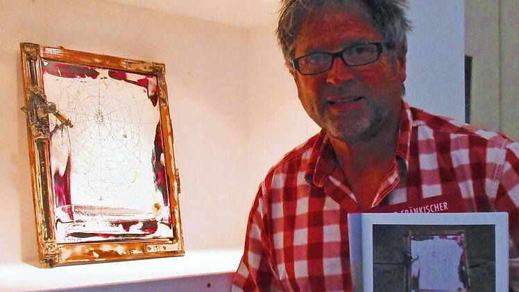 Hannes Betz vor seinem Bild "aranea" auf der Plassenburg  Foto: Gerd Emig