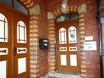 Bis zum Schuljahresende bleiben die Türen der Grundschule Creidlitz geschlossen. Doch im neuen Schuljahr wird hier wieder unterrichtet, verspricht Schulamtsdirektor Werner Löffler.  Foto: Jochen Berger