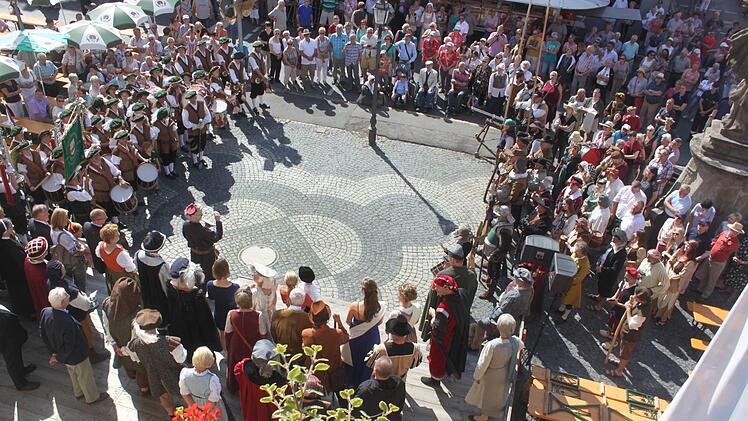 Auftakt des Fests am Sonntagvormittag auf dem Marktplatz.  Foto: Matthias Einwag
