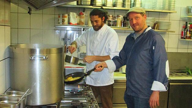Personal ist knapp. P&auml;chter Matthias B&uuml;ttner (rechts) und Koch Thorsten Enders  haben nicht selten alle H&auml;nde voll zu tun.     Foto: Winfried Ehling