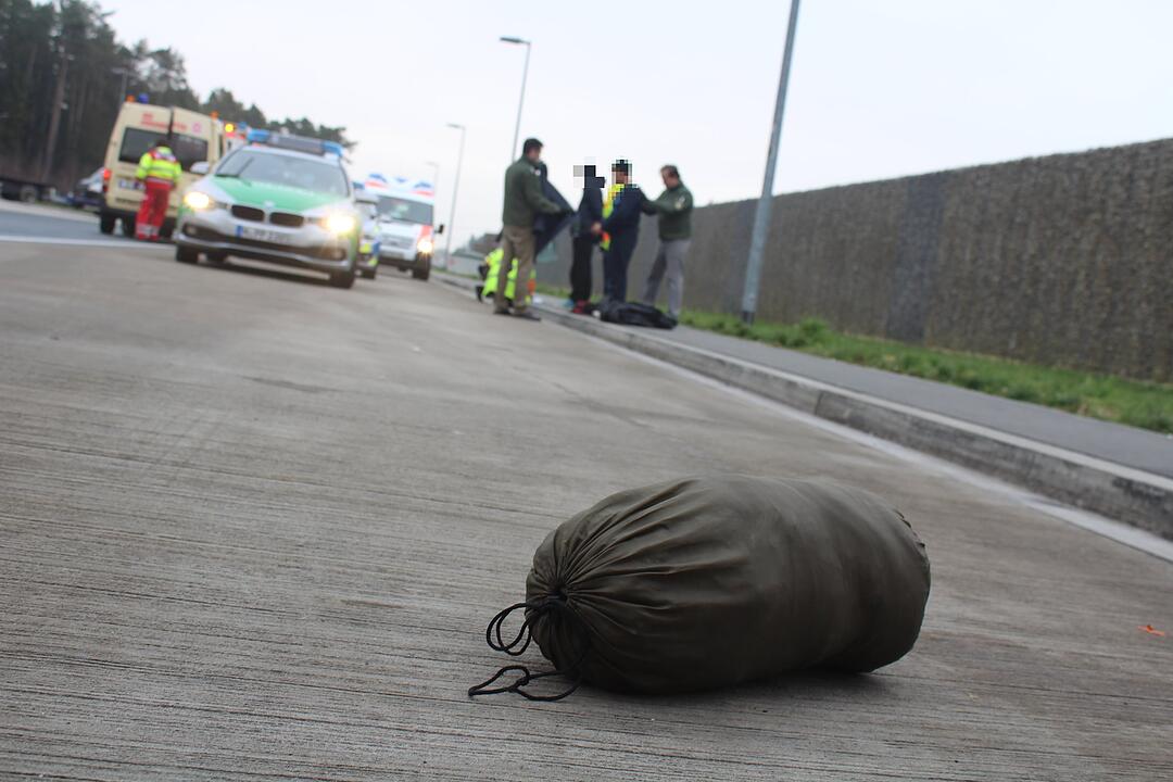 Auf der A6 im Kreis Ansbach sind sechs Flüchtlinge in einem Lkw entdeckt worden. Die Männer hatten möglicherweise mehrere Tage kein Essen oder Trinken.