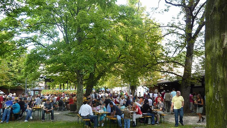 Gemütlich im Mönchshof-Biergarten sitzen - das können die Gäste auch dieses Jahr zur Blaicher Kerwa. Foto: Archiv/Jürgen Scheibe