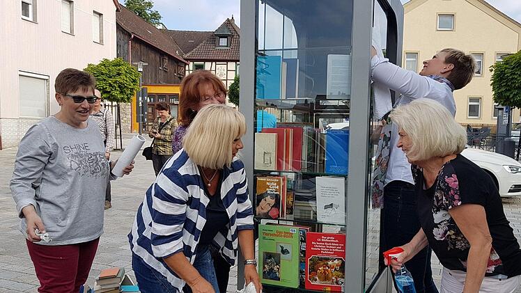 Die Angehörigen der Staffelsteiner Frauen-Union haben seit einem Jahr die Patenschaft für den offenen Bücherschrank in der Bahnhofstraße übernommen. Sie reinigen den Schrank und befüllen ihn, wenn erforderlich, mit neuen Bänden.Manuela Trebes