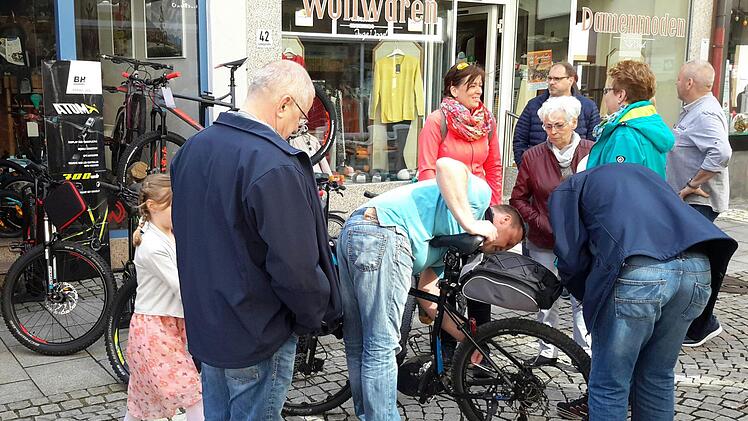 Dieser Kundenservice kam sehr gut an: Ganz spontan konnte ein Fachmann einen kleinen Schaden am E-Bike eines Besuchers beheben. Rolf Pralle