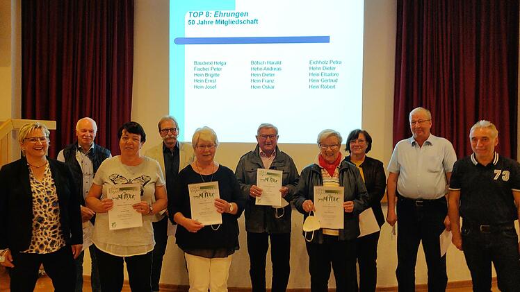 Das zweite  Foto mit den Geehrten für 50-jährige Mitgliedschaft. Vorne, von links: Anita Hofmann, Brigitte Hein, Gertrud Hein, Helga Baudrexel, Thomas Hofmann; hinten, von links:                        Ernst Hein, Peter Fischer, Oskar Hein, Petra Eichholz,  Josef Hein. Foto: Petra Przybilla