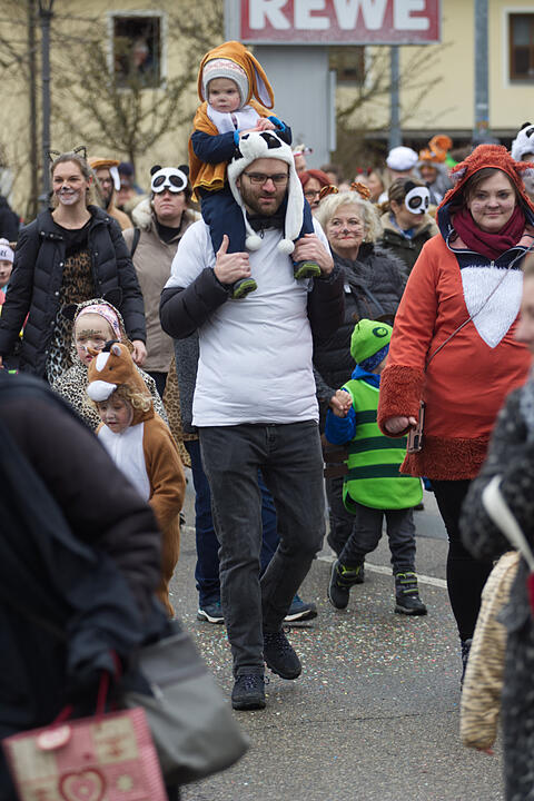 Bunter Zug durch die Straßen mit Finale am Marktplatz