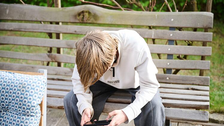 Ein Jugendlicher nutzt ein Smartphone