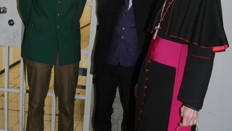 Erzbischof Ludwig Schick hatte bei seinem Besuch in der Justizvollzugsanstalt Kronach in einer Laterne das Licht Bethlehems dabei.