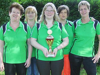 Die Damen der SG Neuses I wurden ungeschlagen Meister der 3. Bezirksliga. Unser Bild zeigt das erfolgreiche Team mit (von links) Rosalinde Hanna, Gisela Schrafft, Sandra Bernschneider, Luise Gehring und Ute Kleylein.  Fotos: Hans Franz