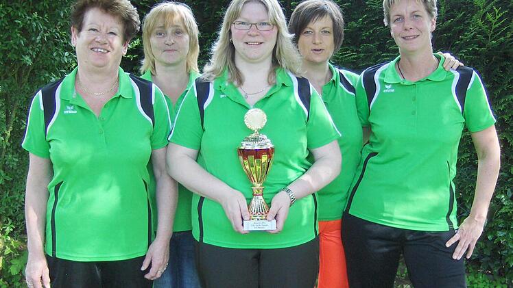 Die Damen der SG Neuses I wurden ungeschlagen Meister der 3. Bezirksliga. Unser Bild zeigt das erfolgreiche Team mit (von links) Rosalinde Hanna, Gisela Schrafft, Sandra Bernschneider, Luise Gehring und Ute Kleylein.  Fotos: Hans Franz