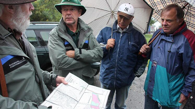 Franz Eder präsentiert Pläne über einen möglichen Grundstückstausch.