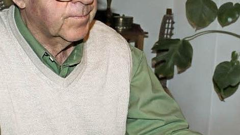 Pfarrer Reinhard Grebe liest in der Bibel. Diese war auch ständiger Begleiter während seines knapp 30-jährigen Wirkens in Steinbach. Foto: Veronika Schadeck