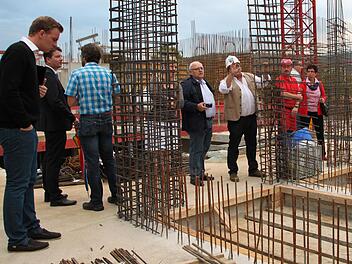 Die CSU-Kreistagsfraktion besichtigte die Baustelle für das neue Haus Waldenfels. Fotos: Ulrike Müller