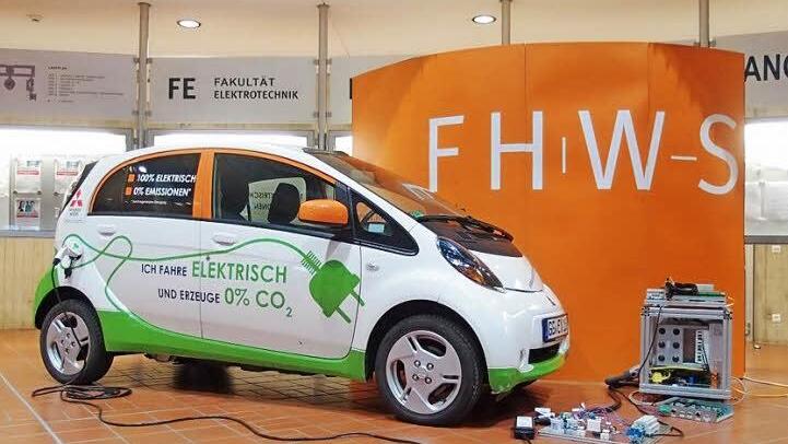 Mit diesem Laboraufbau startete an der Fachhochschule in Schweinfurt das Smart-Grid-Projekt Bidirektionale Ladestation. Foto: FHWS