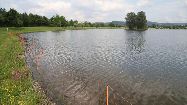 Der Enten- und Gänsezaun wirkt Wunder, allerdings lassen sich auch manche Badegäste abhalten.