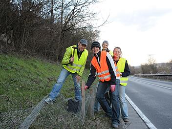 Helfen stellen bei Westheim einen Krötenzaun auf.  Foto: Assmann