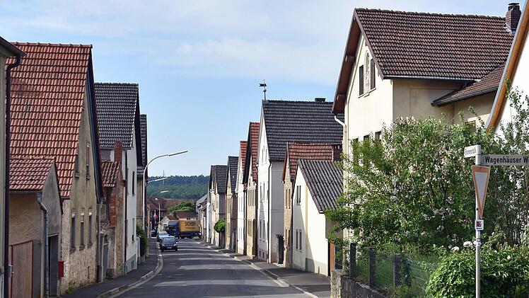 Wenn die Brunnenstraße in Untertheres (im Bild) 2019 saniert wird, wird auch der alte Hochbehälter (rechts im Garten) zurückgebaut und verfüllt.Ulrike Langer