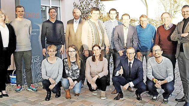Die F&uuml;hrungsmannschaft des Vereins "ERH-Vitallauf" um Oliver Brehm (vorne 2. v. r.) bleibt im Amt. Foto: Richard S&auml;nger