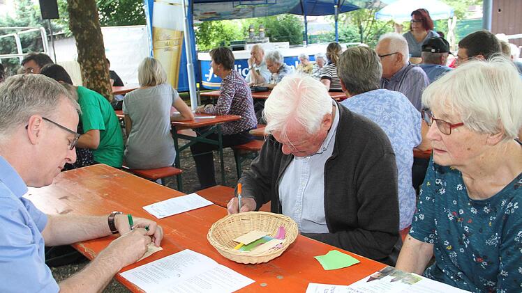 Ihre Gedanken zum Thema "Geborgen sein bei Gott" konnten die Gottesdienstbesucher auf Zettel notieren.  gst