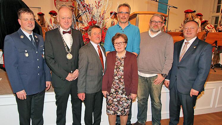 Verdiente Münnerstädter Bürgerinnen und Bürger ehrte Bürgermeister Helmut  Blank (2. Von links): Guido Schneider, Adolf und Gertraud Kieslich, Sascha  Vorndran und Matthias Scholz. Auch Landrat Thomas Bold (rechts) wurde  geehrt. Foto: Dieter Britz