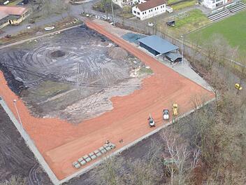 Bolzen auf Bio: Auf dem dunklen Untergrund am Maxschacht in Stockheim spielen die Kicker bald auf einem Kunstrasenplatz ohne Plastikgranulat. Foto: Karl-Heinz Wagner