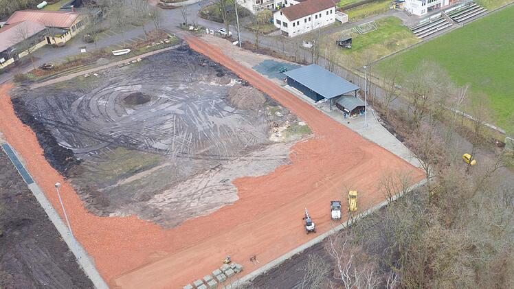 Bolzen auf Bio: Auf dem dunklen Untergrund am Maxschacht in Stockheim spielen die Kicker bald auf einem Kunstrasenplatz ohne Plastikgranulat. Foto: Karl-Heinz Wagner