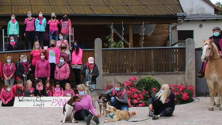 Mit Pferd und Hund ging es beim Pinklauf rund um Wermerichshausen. Ganz  rechts auf dem Bild Ortssprecherin Ulla Müller, die mit ihrem Wallach Sam  an dem Lauf teilnahm. Foto: Dieter Britz