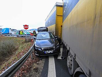 Auto wird zwischen Leitplanke und Lastwagen eingeklemmt
